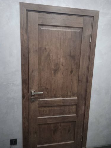 Установлена деревянная створка, закреплена в проеме, навешаны петли, врезан замок, прикреплена ручка. Проведена регулировка, проверена функциональность, обеспечена плавность закрывания.