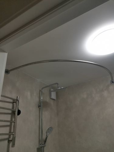 Установлен изогнутый карниз для шторы в ванной, закреплен на стенах. Закреплен душевой гарнитур, подключен к водопроводу. Закреплен полотенцесушитель на стене.