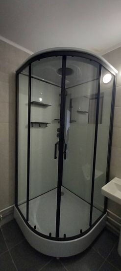 Выполнен монтаж устройства для сушки полотенец: подключение к электросети, проверка функционирования, закрепление на стене, соблюдение безопасности, эстетичное размещение в ванной.