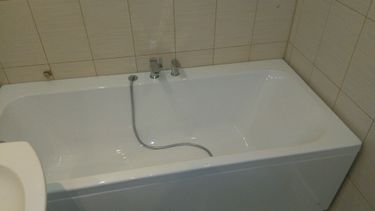 Установлена новая акриловая ванна, подключены смеситель и слив, герметизация швов, проверена герметичность, выровнены поверхности, завершены отделочные работы.