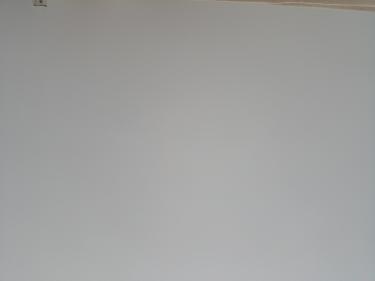 Отделка завершена: поверхность идеально гладкая, ровная, без изъянов. Шпаклевка нанесена равномерно, обеспечивая качественную основу для дальнейшей покраски или оклейки обоями.