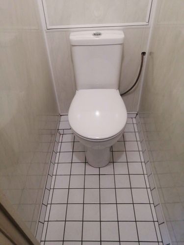 Установлен новый напольный унитаз, подключены коммуникации, проверена герметичность соединений, заменены крепления, отрегулирован сливной механизм, проведена уборка рабочей зоны.