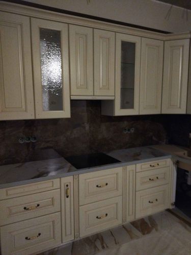 Установлены шкафы, закреплены фасады, смонтирована столешница, подключена варочная панель, установлены ручки, выполнена регулировка дверей, подключены коммуникации.