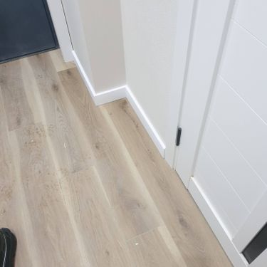 Монтаж пластикового плинтуса