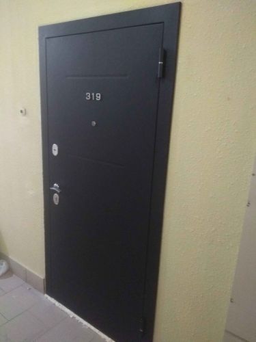 Установлена металлическая дверь, закреплена в проеме, отрегулированы петли, проверена работа замков, зазоры заполнены монтажной пеной, обеспечена надежная фиксация и герметичность конструкции.