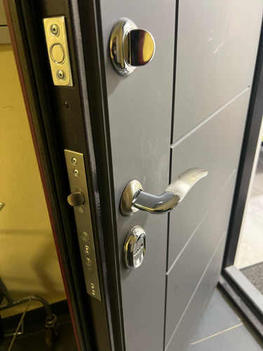 Установлен новый механизм на входную дверь, обеспечивающий надежную защиту. Проведена настройка и проверка работоспособности. Обновлены крепления и ручка для улучшения функциональности.