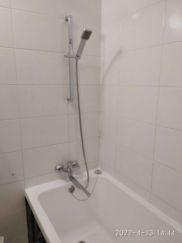 Выполнена замена внутреннего механизма в смесителе, обеспечивающего регулировку потока воды. Установлены новые детали, проверена герметичность, восстановлена функциональность устройства.