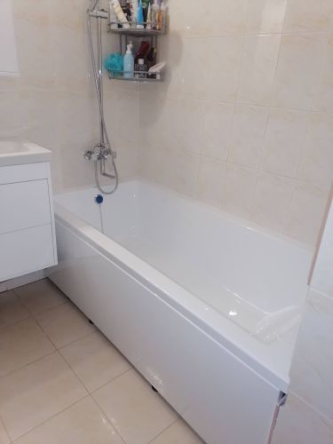 Швы вокруг ванны обработаны герметиком, обеспечивая водонепроницаемость и предотвращая протечки. Поверхности очищены и подготовлены, чтобы обеспечить долговечность и надежность покрытия.