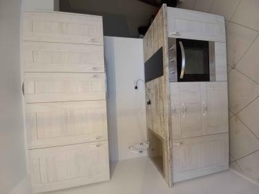 Установлены шкафы, смонтирована столешница, врезана варочная панель, подключена мойка. Завершён монтаж кухонного гарнитура с учётом всех деталей и особенностей помещения.