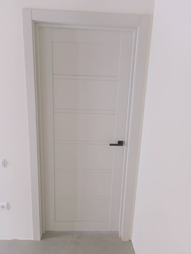 Установлена деревянная створка, закреплена коробка, врезаны петли, зафиксирована ручка, отрегулированы зазоры, обеспечена плавность открывания, завершена отделка наличниками.