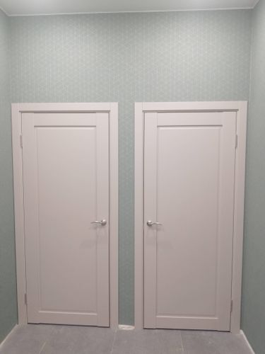 Установлены две межкомнатные двери с фурнитурой. Аккуратно выполнен монтаж коробок и наличников, обеспечена плавная работа механизмов. Завершено оформление проемов.