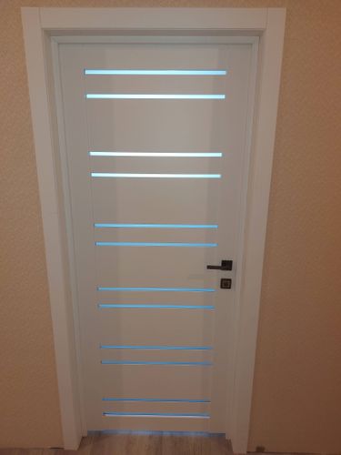 Установлен запорный механизм в деревянную створку. Выполнено точное сверление, закреплены ручки, проверена функциональность. Эстетичный вид и надежность обеспечены.