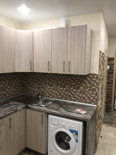 Выполнен точный распил кухонной поверхности для установки мойки и стиральной машины. Подогнаны размеры, обеспечена аккуратная стыковка с мебелью и стенами, сохранена эстетика интерьера.