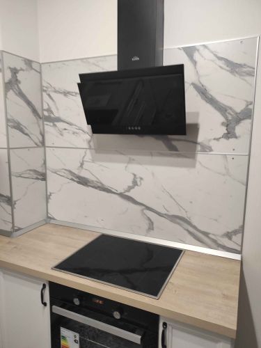 Выполнена точная подгонка и установка кухонных панелей, обеспечивающая идеальное прилегание к стенам и технике. Обновленный вид создает стильный и современный интерьер.