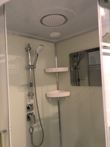 Установлено ограждение, подключены форсунки, смонтирован смеситель, закреплены полки, проведено подключение к водопроводу, проверена герметичность, настроена система подачи воды.