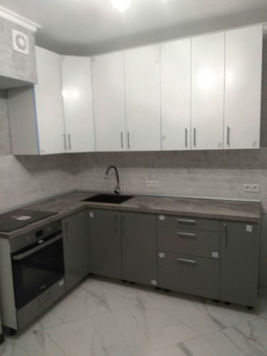 Выполнен аккуратный раскрой и установка кухонной поверхности, обеспечивающая точное прилегание к шкафам и стенам. Завершена интеграция мойки и варочной панели.