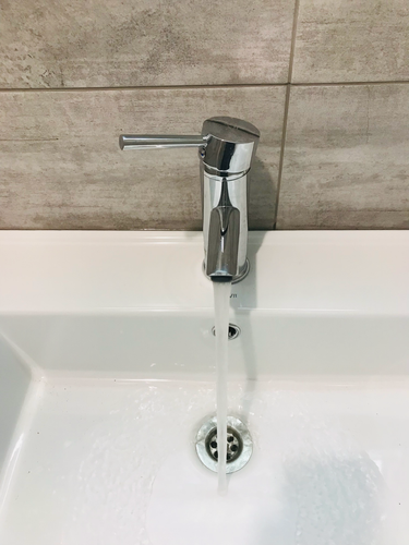 Установлен новый кран, подключены водопроводные трубы, проверена герметичность соединений, отрегулировано давление воды, очищено рабочее место, проверена функциональность.