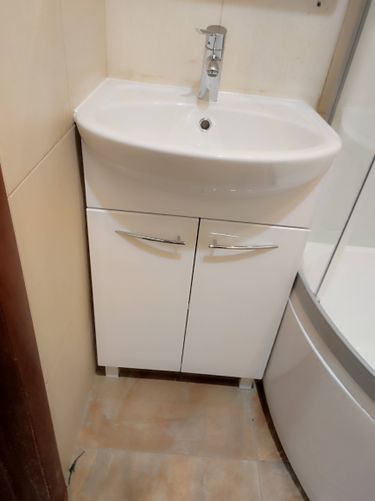 Проведена замена кранбуксы в смесителе. Установлены новые детали, обеспечивающие плавное функционирование. Проверена герметичность, устранены протечки, восстановлена работоспособность.