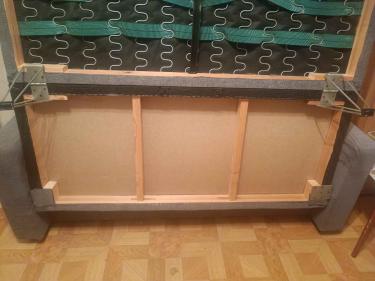 Проведена замена сломанных элементов каркаса, укреплены соединения, исправлены механизмы трансформации, обновлены пружины и обивка, восстановлена функциональность и комфорт мебели.