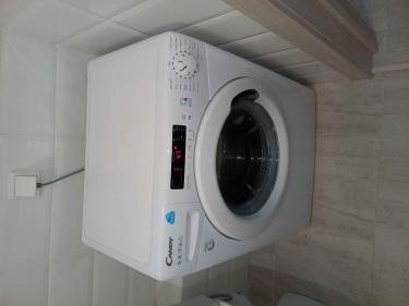 Установлено устройство, подключены водопровод и канализация, проверена герметичность соединений, выполнено тестирование работы, обеспечена устойчивость на полу, подключено к электросети.