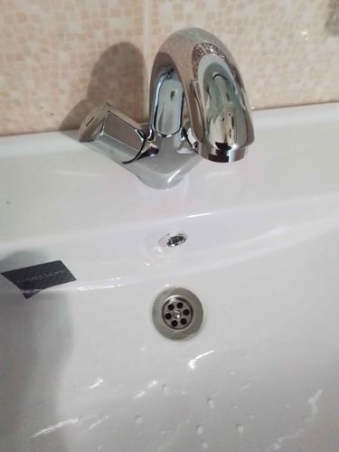 Установлен новый блестящий кран на раковину, заменены старые элементы, обеспечена герметичность соединений, проверена функциональность, устранены протечки, обновлён внешний вид.