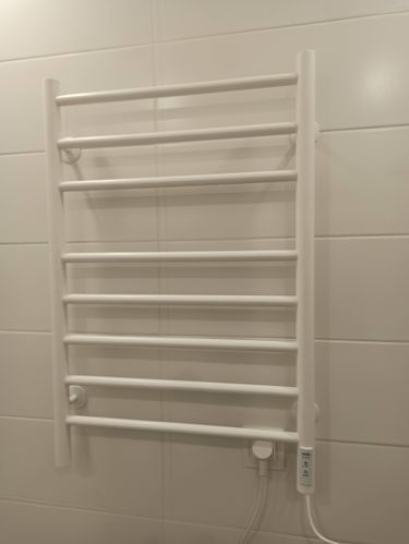 Закреплен прибор на стене, подключен к электросети, проверена работоспособность, обеспечена надежная фиксация, проведена проверка безопасности, устройство готово к эксплуатации.