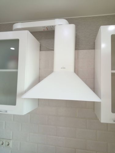 Выезд мастера за пределы зоны бесплатного выезда Монтаж воздуховода от вытяжки до отверстия в стене Установка и подключение вытяжки пристенной/потолочной