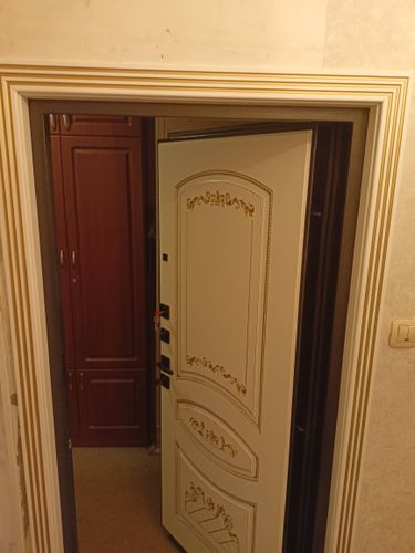 Установлены декоративные элементы вокруг входной двери, обеспечивающие эстетичный вид и дополнительную изоляцию. Завершена отделка проема, улучшена визуальная гармония интерьера.