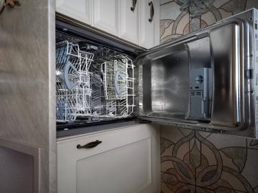 Извлечен старый нагреватель, установлен новый элемент, проверена работоспособность устройства, восстановлена герметичность соединений, проведено тестирование функциональности.