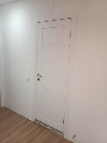 Установлен замок в дверь, выполнено аккуратное сверление, монтаж ручки и защелки, проверена работоспособность механизма, обеспечена надежная фиксация, сохранена целостность поверхности.