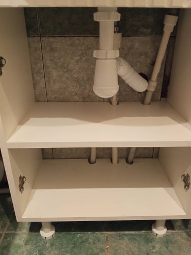 Установка раковины с тумбой