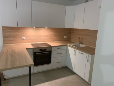 Установлено новое электрооборудование в кухонной зоне. Проведены работы по подключению и закреплению устройства на стене. Обеспечен доступ к электричеству для бытовых приборов.