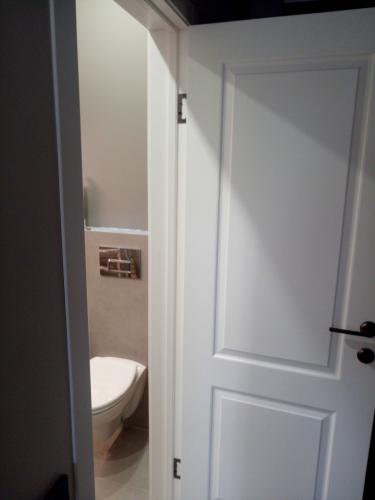 Установка межкомнатной одностворчатой двери Установка добора до 20 см Распил добора