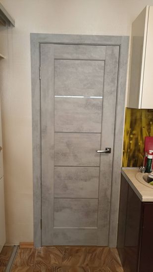 Установлена новая деревянная створка, закреплены петли, врезан замок, отрегулирована фурнитура, выровнены косяки, обработаны стыки, проверена плавность открывания и закрывания.