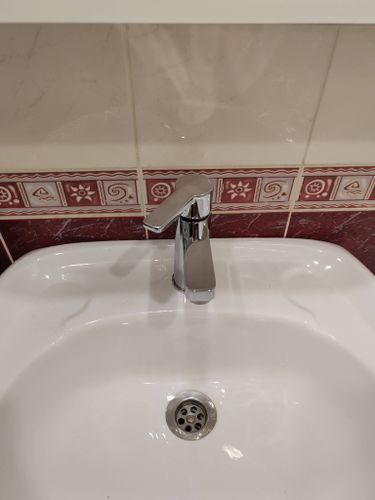 Установлен новый кран на кухне, подключены водопроводные трубы, проверена герметичность соединений, удалён старый смеситель, очищено место установки.