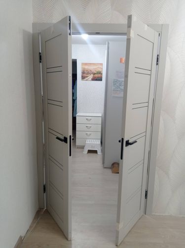 Установка межкомнатной двухстворчатой двери