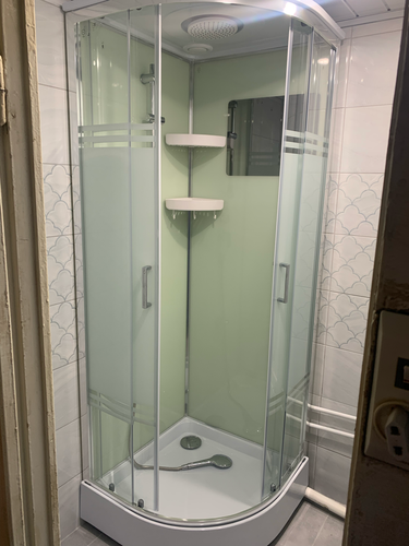 Установлена новая душевая конструкция с низким основанием. Закреплены стеклянные панели, подключены водопроводные коммуникации, установлены полки и душевой комплект. Проверена герметичность.