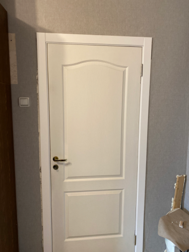 Установлена новая деревянная створка, закреплены петли, врезан замок, отрегулирована фурнитура, выполнена подгонка коробки, зазоры устранены, поверхность обработана, завершена отделка.