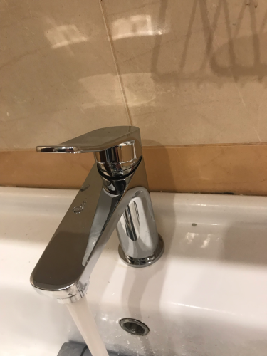 Установлен новый хромированный кран на раковину, подключены водопроводные трубы, проверена герметичность соединений, обеспечен ровный поток воды, завершены все монтажные работы.