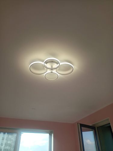 Установлено новое потолочное освещение, заменено старое крепление, подключены провода, проверена работа, обеспечена надежная фиксация. Светильник гармонично вписался в интерьер комнаты.