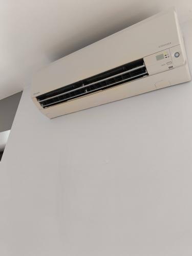 Проведена тщательная очистка фильтров, удалена пыль с внутренних частей, проверена работа дренажной системы, восстановлена эффективность охлаждения, улучшено качество воздуха.