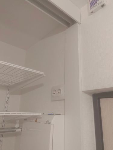 Установлена металлическая полка, закреплена на стене. Проведены замеры, просверлены отверстия, использованы крепежи. Работа завершена, конструкция надежно зафиксирована, готова к эксплуатации.