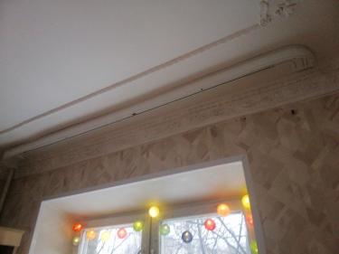 На стене закреплён карниз, обеспечивающий надёжное крепление для штор. Установлены крепежи, конструкция выровнена, проверена устойчивость. Работа завершена аккуратно и качественно.