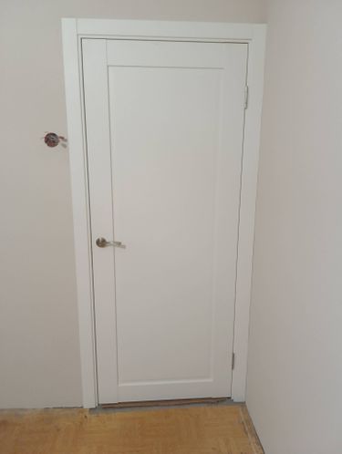 Установлена новая деревянная створка, закреплены петли, врезана ручка, отрегулированы зазоры, выполнена отделка наличниками, обеспечена плавная работа, завершен монтаж.