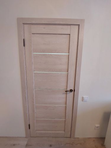 Установлен замок в деревянную дверь: выполнено точное сверление, закреплена фурнитура, проверена работа механизма. Дверь закрывается плавно, ручка надежно зафиксирована.