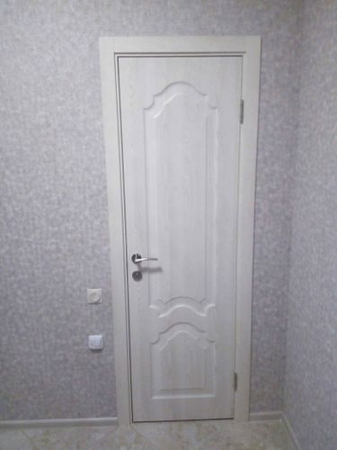 Установлены доборы на дверной проем, обеспечивая аккуратный внешний вид и завершенность конструкции. Все элементы подогнаны точно, создавая гармоничное сочетание с интерьером.