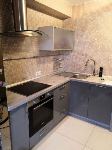 Выполнен перенос розеток на кухне. Установлены новые точки подключения, проведена электропроводка, обеспечена безопасность и удобство использования. Завершено аккуратно и функционально.