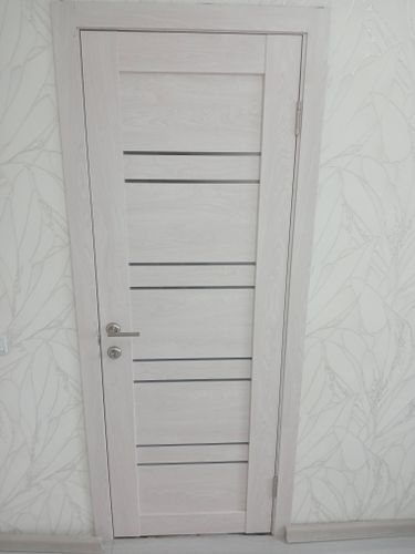 Установлен новый замок в полотно двери. Выполнено точное вырезание отверстия, закреплены ручка и механизм. Проверена функциональность и плавность работы.