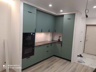 Установлены шкафы, закреплены фасады, смонтирована столешница, подключена техника, установлена раковина с краном, выполнена подгонка всех элементов, обеспечена надежная фиксация и выравнивание.