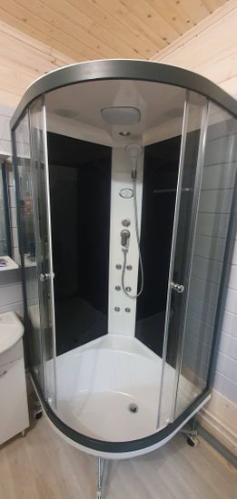 Установлена новая душевая кабина: закреплены стенки, поддон, подключены смеситель и лейка, герметизация швов, проверена работа системы слива и подачи воды.